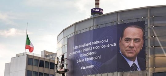 Mit einem Plakat an der Firmenzentrale in Cologno Monzese verabschiedet sich MFE von Grnder Silvio Berlusconi