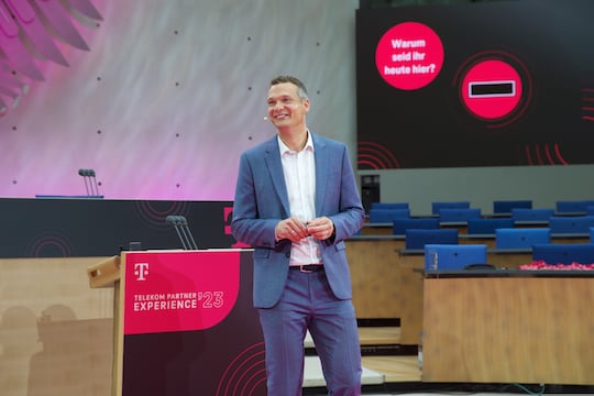 Georg Schmitz-Axe, Leiter Partner (Fachhandel) der Telekom begrte ber 900 Teilnehmer in Bonn.