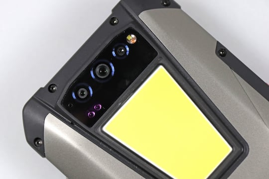 Kamera, Taschen- und Campinglampe (gelb).