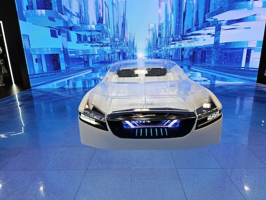Futuristisch anmutendes Auto am Samsung-Stand