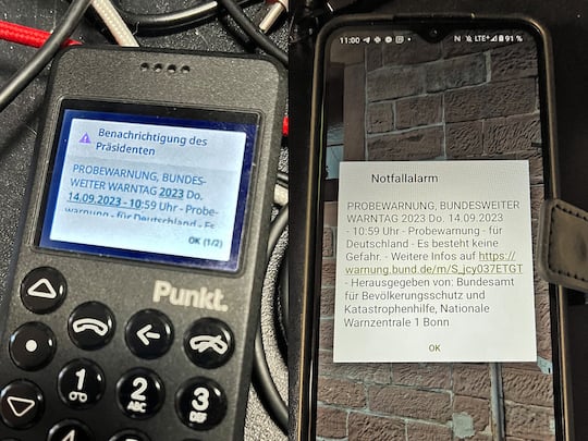 Das Schweizer Mobiltelefon MP-02 des Herstellers Punkt meldete "Benachrichtigung des Prsidenten", daneben ein T-Phone Pro 