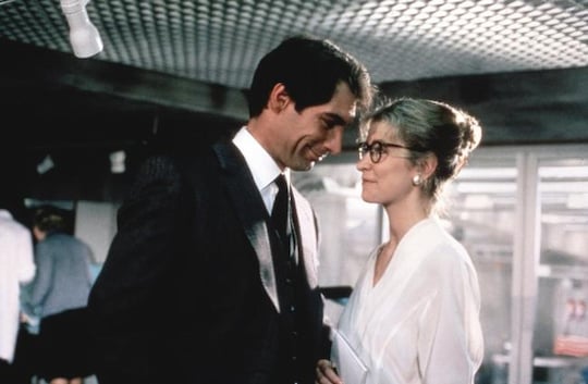 James Bond (Timothy Dalton) und Moneypenny (Caroline Bliss) in "Der Hauch des Todes"