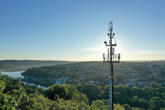 Neue Sendertechnik von Ericsson kann im Vodafone-Netz bei 5G bis zu 40 Prozent Energie sparen.