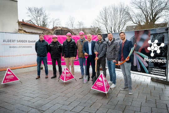 Zum Start des Glasfaserausbaus in Neufahrn bei Freising kamen Vertreter der Gemeinde, der Telekom und des beauftragten Bauunternehmens zusammen