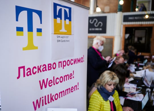 Aus Protest gegen den Angriff auf die Ukraine zog die Deutsche Telekom ihr Personal aus Russland ab.