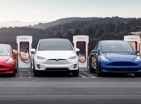 Aufladen am Tesla Supercharger