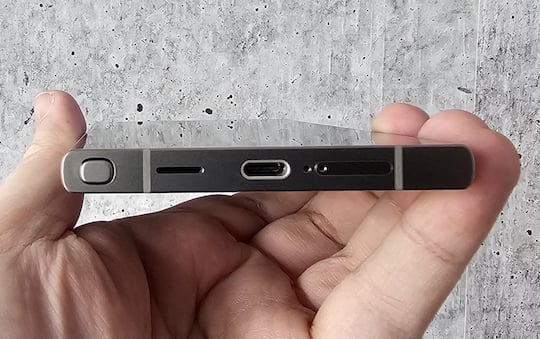 Unterseite mit S-Pen-Fassung, USB-C-Anschluss und SIM-Karten-Slot