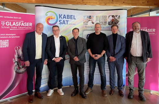 V.l. Axel Wenzke & Thilo Hllen (Telekom), Rolf Hoffmann (Kabel + Sat Bergen), Uwe Repenning (ZWAR), Wildar Wendt (Aconium) u. Sebastian Koesling (ZWAR)