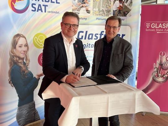 v.l.: Thilo Hllen (SVP Telekom Breitband) und Rolf Hofmann (geschftsfhrender Gesellschafter Kabel + Sat Bergen)