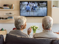 Rentner vor dem Fernseher
