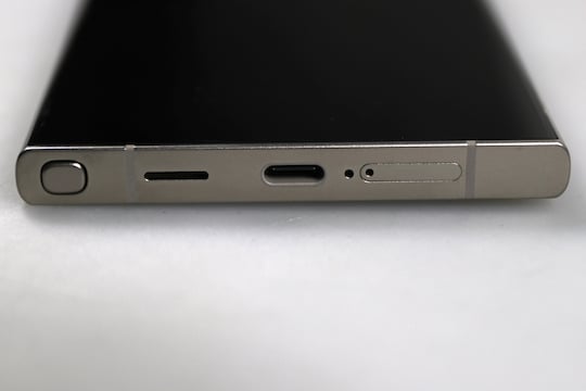 S-Pen-Schaft, Lautsprecher, USB-C-Buchse, SIM-Kartenslot (v.l.)