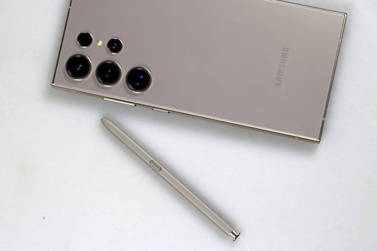 Smartphone mit aus dem Gehuse gezogenen S Pen