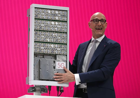 Telekom Chef Tim Httges demonstriert das Innenleben einer 5G-Antenne. Wie viele Frequenzen braucht die Branche zuknftig?