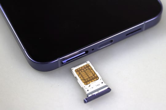 Der SIM-Kartenslot bietet Platz fr zwei Nano-SIM-Karten