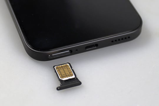 Unten: SIM-Kartenslot, USB-C-Anschluss und Lautsprecher-Grill