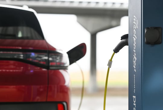 Die Preisfindung und Bezahlung von Ladestrom fr e-Autos wird komplizierter, bleibt aber einfacher als an klassischen Benzin-Tankstellen.
