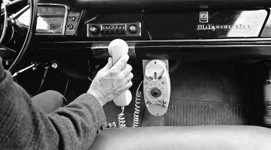 Das erste Autotelefon mit Whlscheibe im spanischen TAV-Netz.