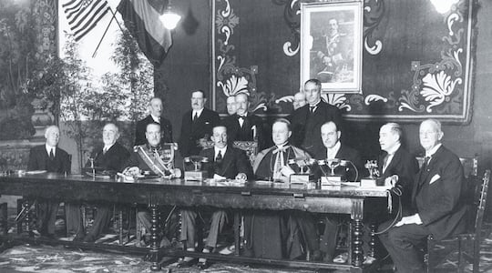 Knig Alfonso XIII. (mit Schnauzbart) telefoniert 1928 mit US-Prsidenten Calvin Coolidge