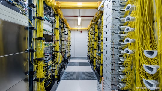 Glasfaserleitungen (gelb) im Rechenzentrum. Hier sind die verschiedenen Server untergebracht.