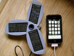 Ein Smartphone neben einer Solar-Ladestation.