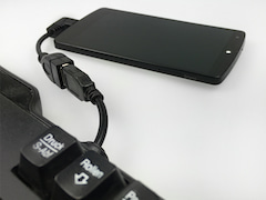 Der USB-OTG-Adapter lsst sich einfach zwischen Tastatur und Smartphone koppeln