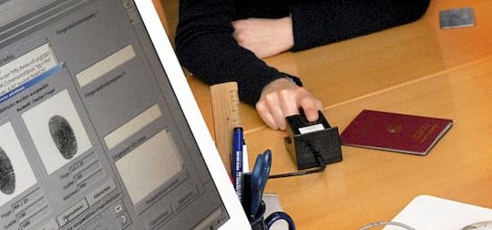 Ein elektronisches Lesegert nimmt die Fingerabdrcke auf, die auf dem RFID-Chip des Reisepasses gespeichert werden.