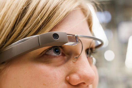 Smarte Datenbrillen werden beispielsweise auch in der Industrie getestet und eingesetzt.
