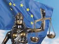 Justitia vor der Europa-Flagge