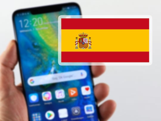 Illustration eines Smartphones vor der spanischen Flagge.
